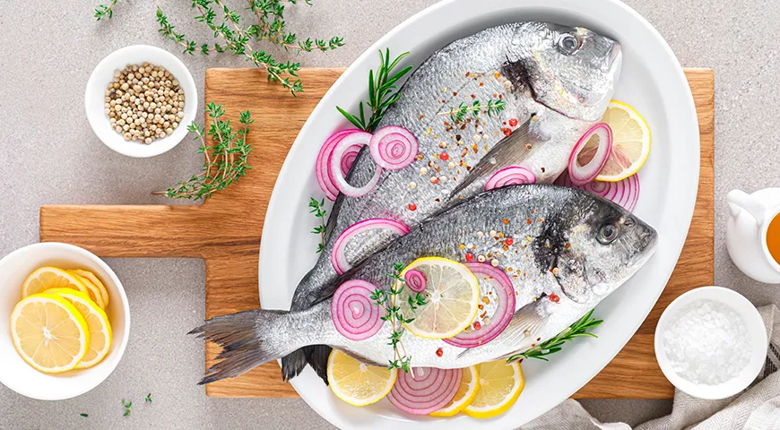 Дорада — это источник высококачественного, легкоусвояемого протеина при низком содержании жиров, что делает ее ценным компонентом рациона для людей всех возрастов