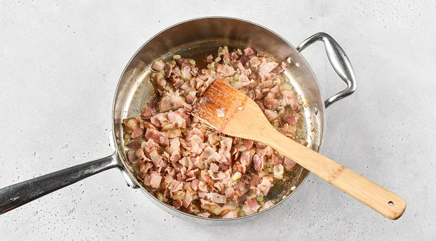 Картошка, тушенная с беконом и сметаной