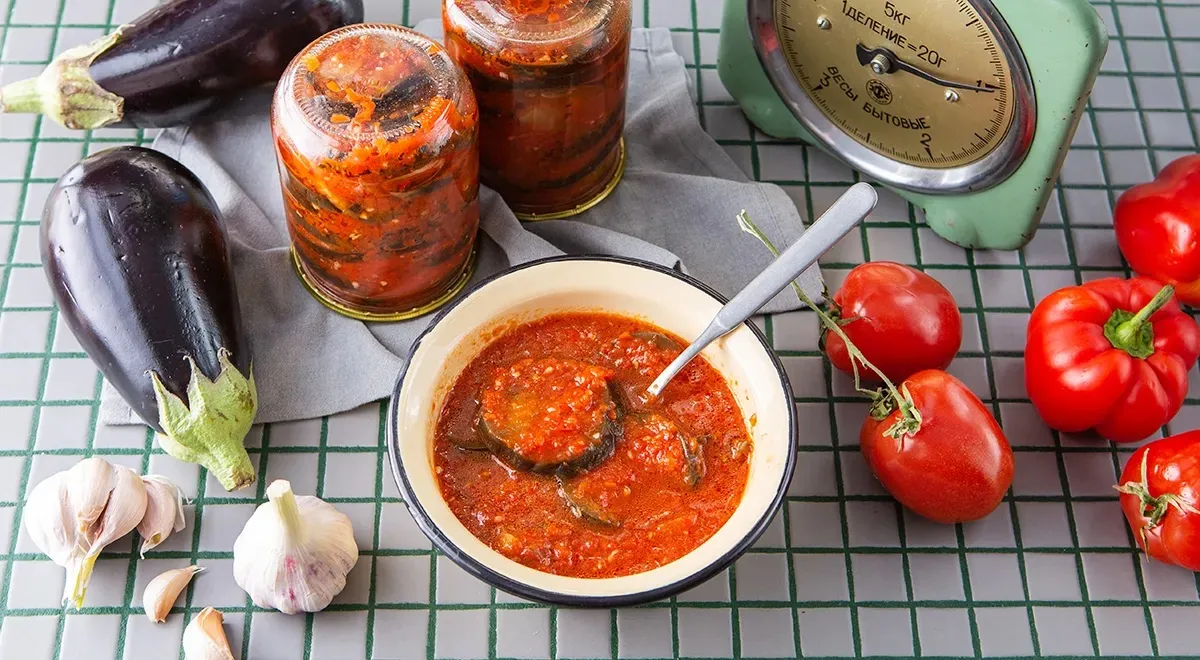 Салат «Ленивый огонек» из баклажанов с помидорами и чесноком