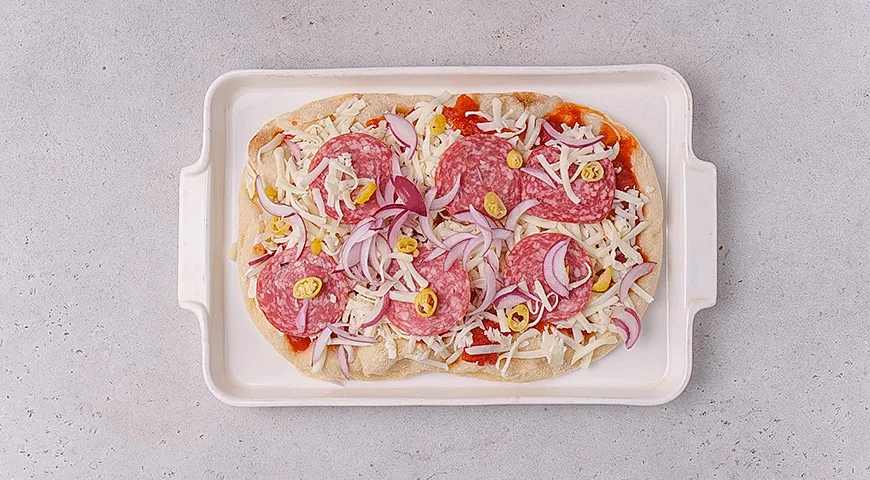 Пицца с салями и маринованным острым перцем