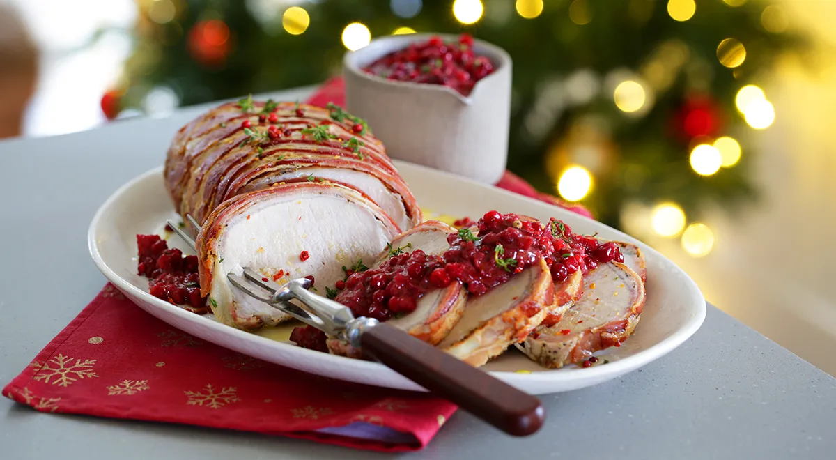 Рецепт буженины с ягодным соусом и беконом