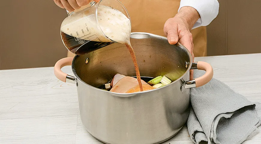 Свиная рулька в пиве