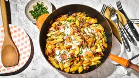 Жареная картошка с беконом и яйцом