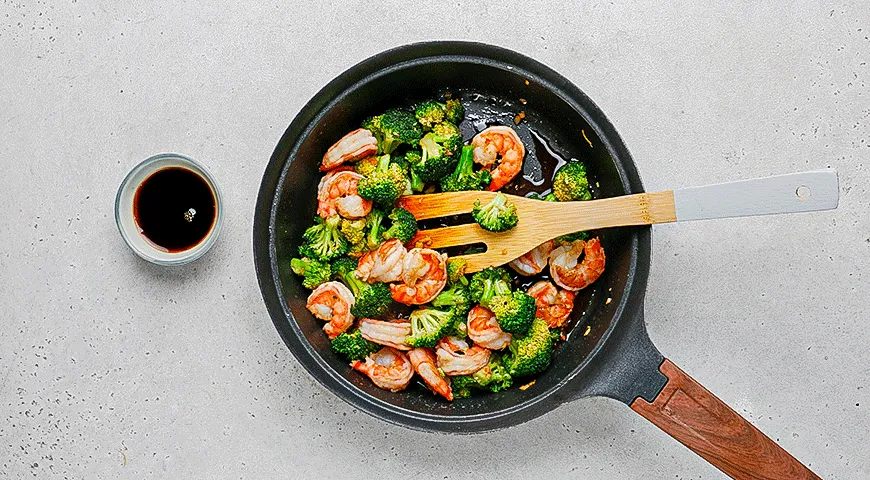 Стир-фрай с креветками и брокколи