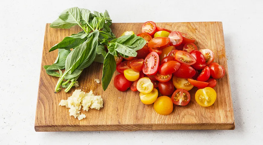 Спагетти с томатным соусом