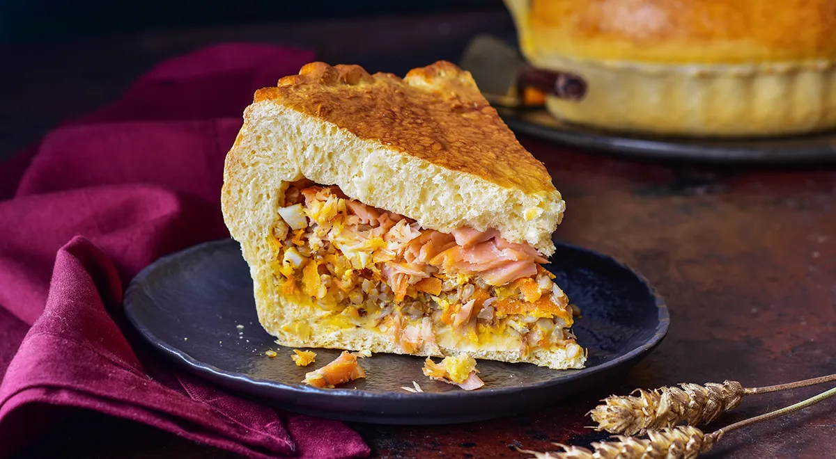 Закусочный пирог с красной рыбой, гречкой и яйцами