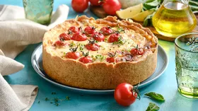 Заливной пирог с куриным фаршем и сыром на сметане