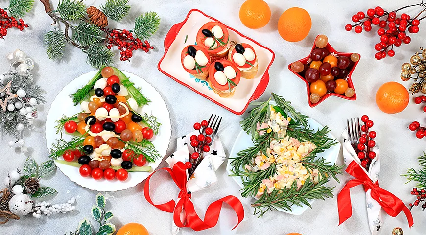 Для гармоничной новогодней сервировки выберите 2-3 съедобных украшения, сбалансируйте их с классикой и несъедобным декором в единой цветовой гамме