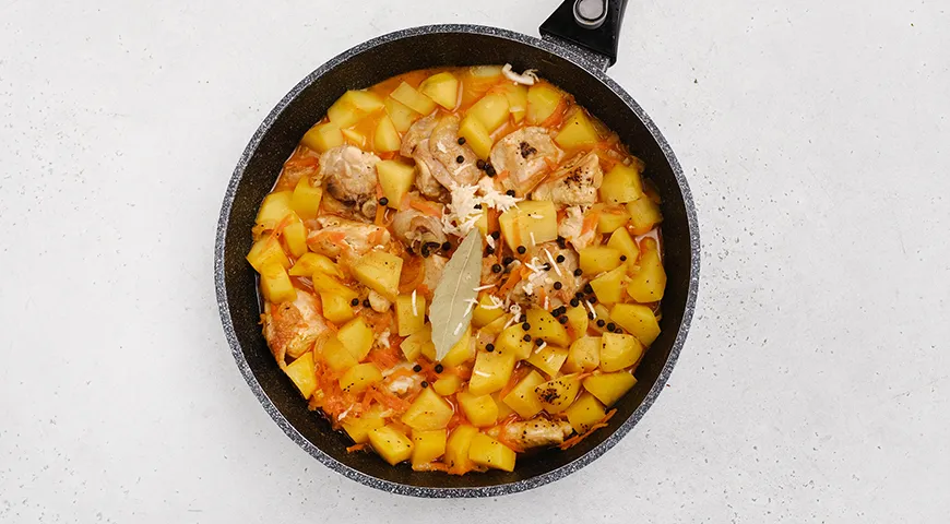 Тушенная картошка с курицей в сковороде