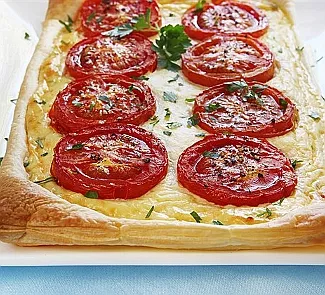 Пирог с томатами, базиликом и сыром Таледжио