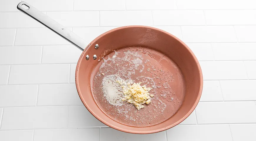 Рис с курицей и кукурузой (на сковороде)