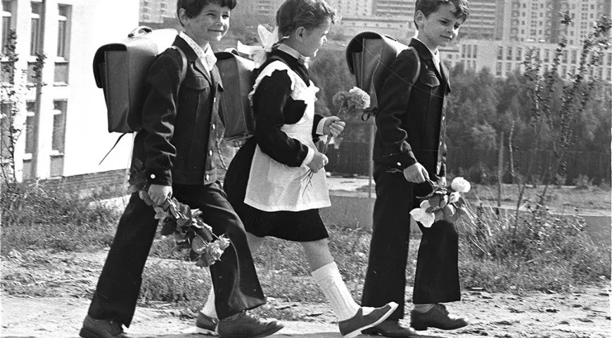 Первоклассники одной из московских школ. 1984 г. Фото Р. Фёдорова