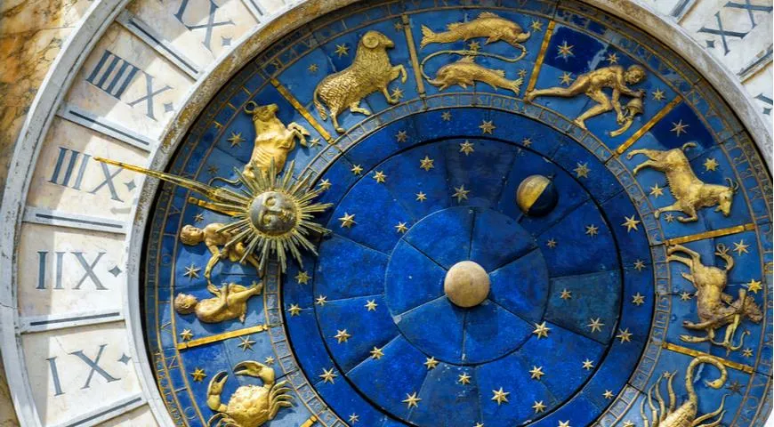 Древние часы Torre dell'Orologio на площади Сан-Марко, Венеция, Италия.