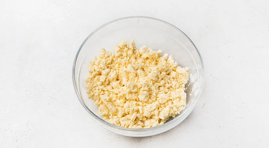 Насыпной пирог с яблоками и творожной начинкой