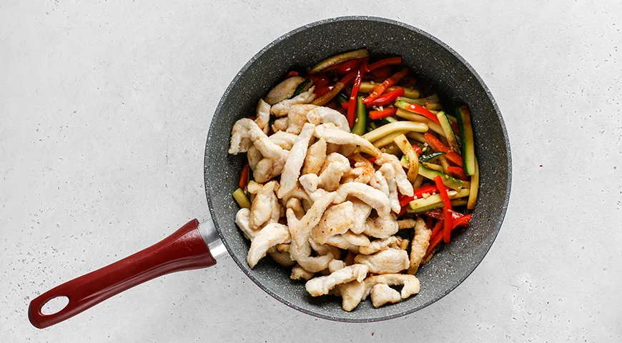 Гречневая лапша с курицей и овощами