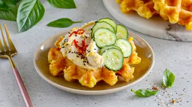 Чафли с хумусом, огурцом и кунжутом