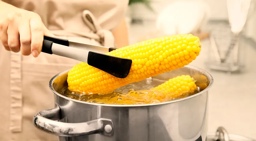 Когда вода закипит, не солите ее, так как от соли кукуруза становится только тверже