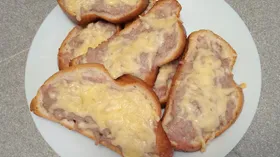 Запечённые бутерброды с фаршем и сыром
