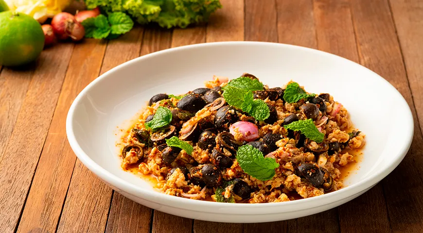 Острый тайский салат с дождевиком и куриным фаршем