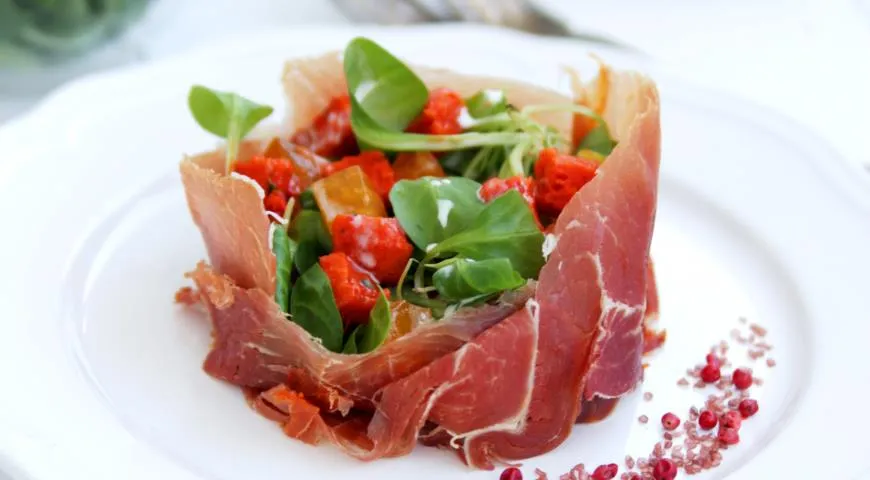 Салат с ветчиной, хурмой и желе на желатине из печеных перцев, рецепт