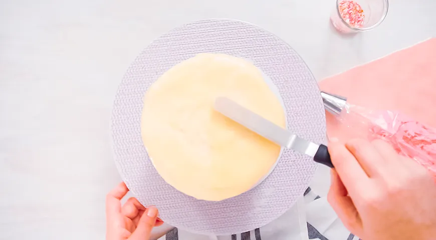 До идеально гладкой поверхности ганаш из белого шоколада легко выровнять прогретым металлическим шпателем 