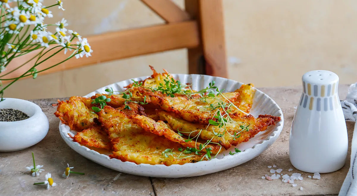Картофельные хашбрауны с сыром и чесноком