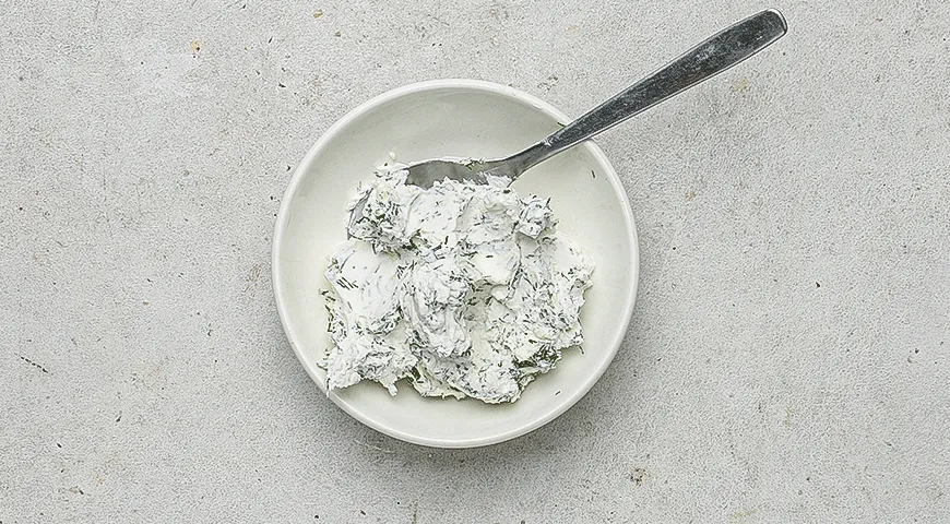 Чафли с творожным сыром, огурцом и зеленью