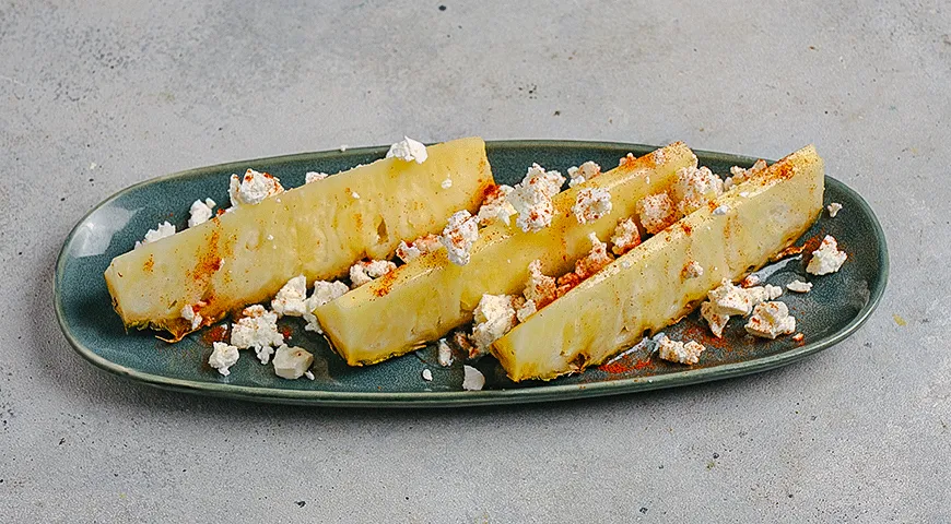 Ананас с острым медом и брынзой