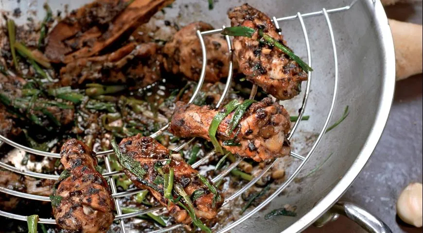 Куриные крылышки в соусе из черной фасоли