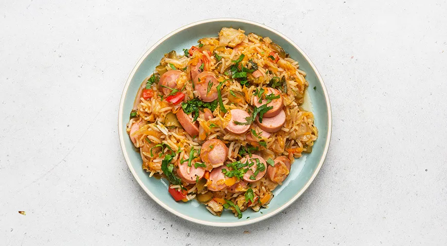 Домашняя солянка с капустой, рисом и сосисками