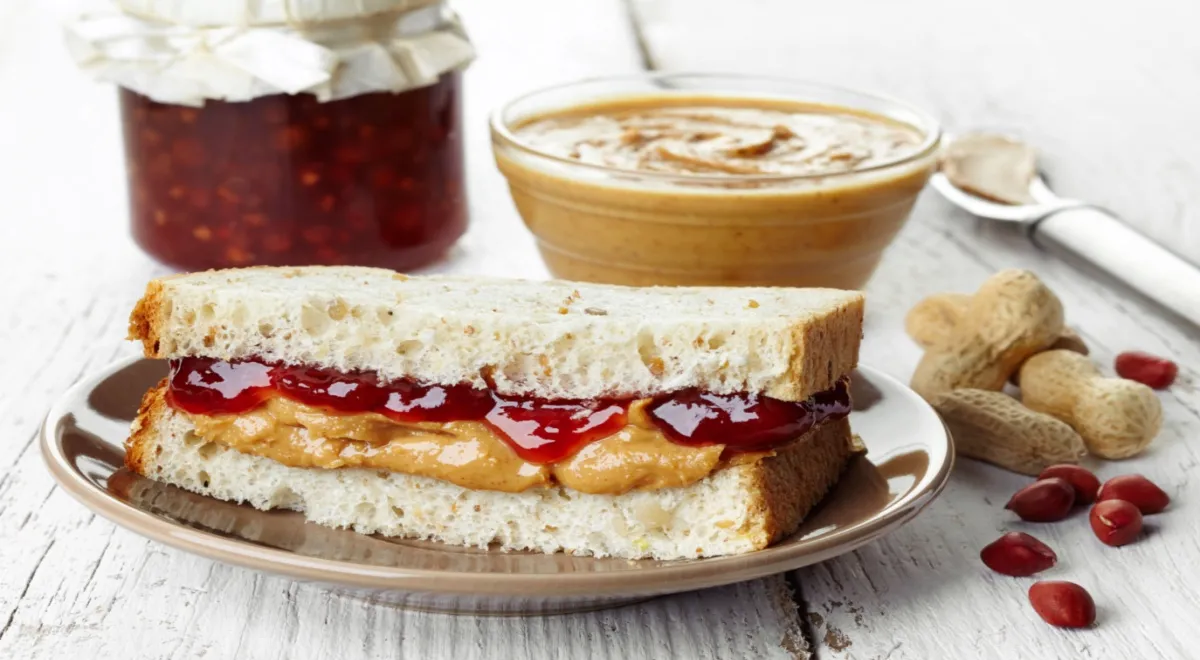 В США визитной карточкой стал бутерброд PB&J (Peanut Butter & Jelly), где арахисовая паста сочетается со сладким фруктовым джемом
