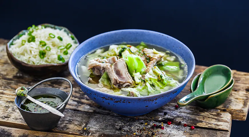 Вьетнамский густой суп из свиных ребер с капустой и острой заправкой