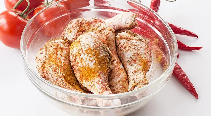 На Балканах курицу маринуют в сладкой паприке с острым перцем