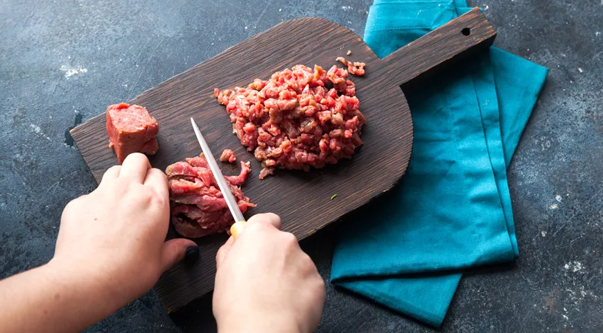Мясо для котлет можно прокрутить через мясорубку, но лучше порубить ножом