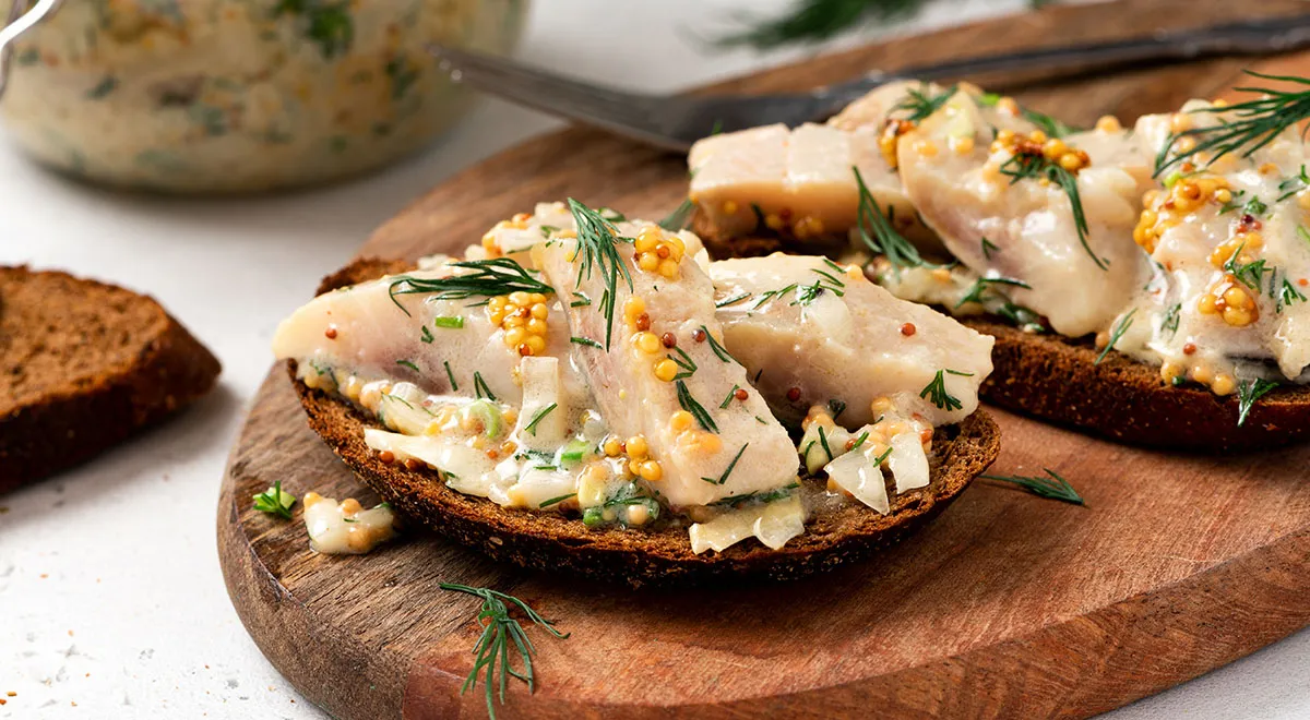 Рецепт бутерброда с селедкой на тостах из бородинского хлеба