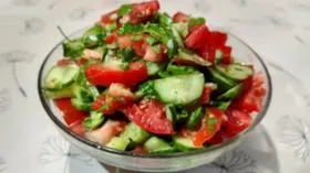 Салат с помидорами, огурцами и луком