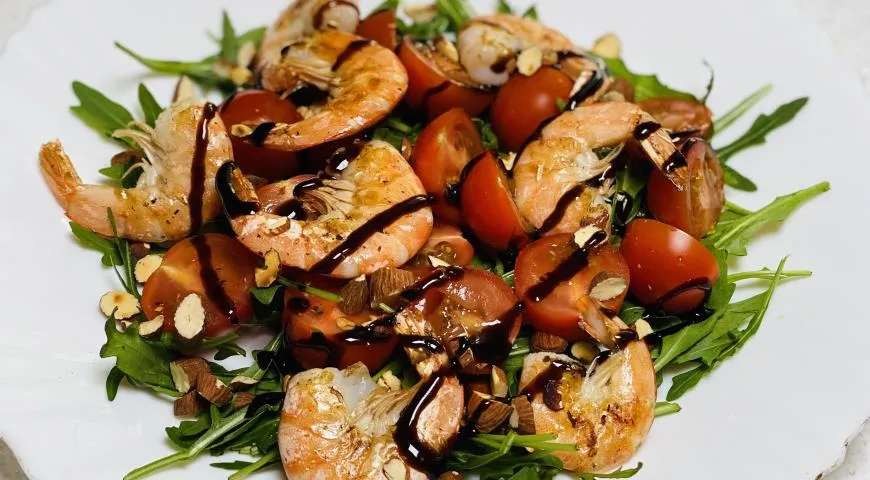 ПП салат Цезарь с креветками — рецепт с фото пошагово