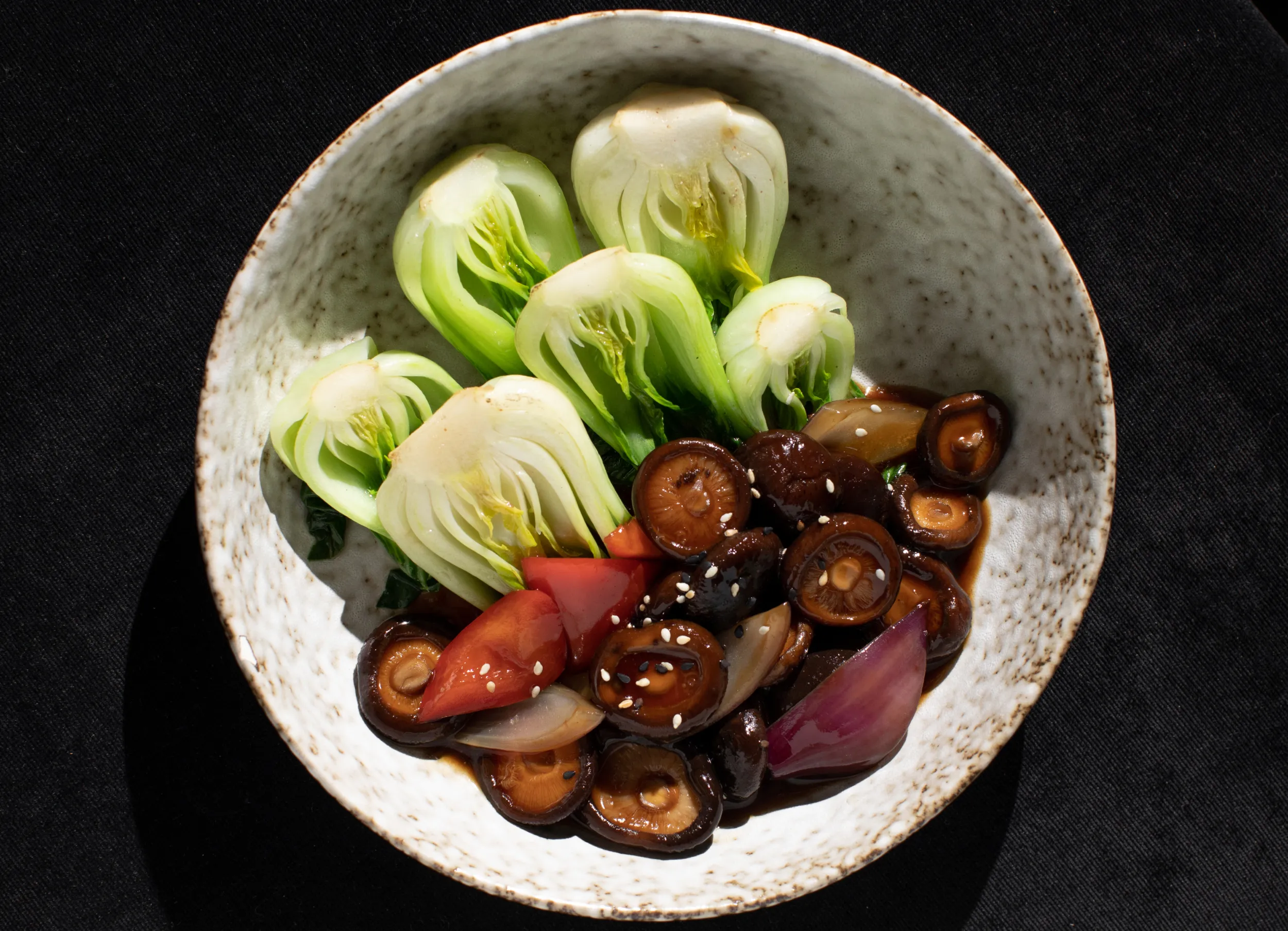 Грибы сянгу с устричным соусом и салатом пак-чой, Chow Chow (Фото: предоставлено пресс-службой ресторана)