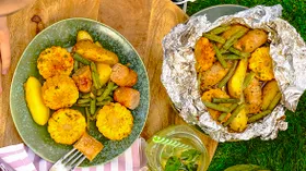 Колбаски с кукурузой и картофелем в фольге