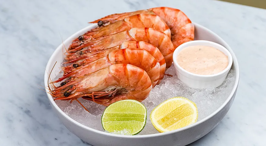 Сразу после варки переложите креветки в холодную воду или на лед на 1–2 минуты. Это остановит приготовление и сохранит более плотную, сочную текстуру