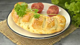 Булочки из слоёного теста с сыром и зеленью в духовке