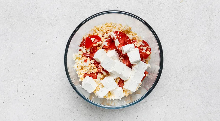 Салат с помидорами, сыром и яйцами