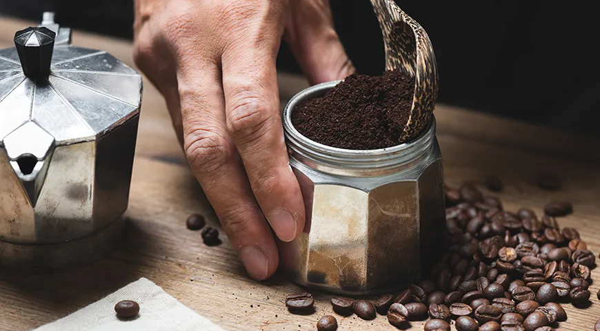 Приготовить лунго можно в гейзерной кофеварке. Это самый близкий к кофемашине способ