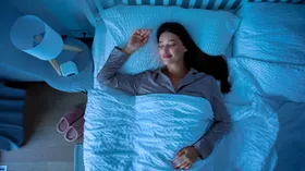 Из-за сна на спине повышается риск деменции, заявил эксперт