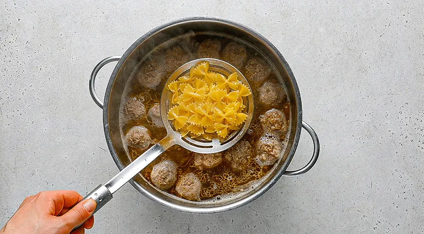 Суп с фрикадельками, шпинатом и песто