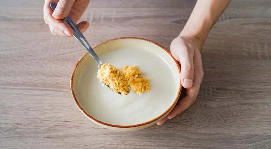 8. Разлейте суп из цветной капусты по тарелкам. Перед подачей выложите соус на крем-суп и сбрызните оливковым маслом.