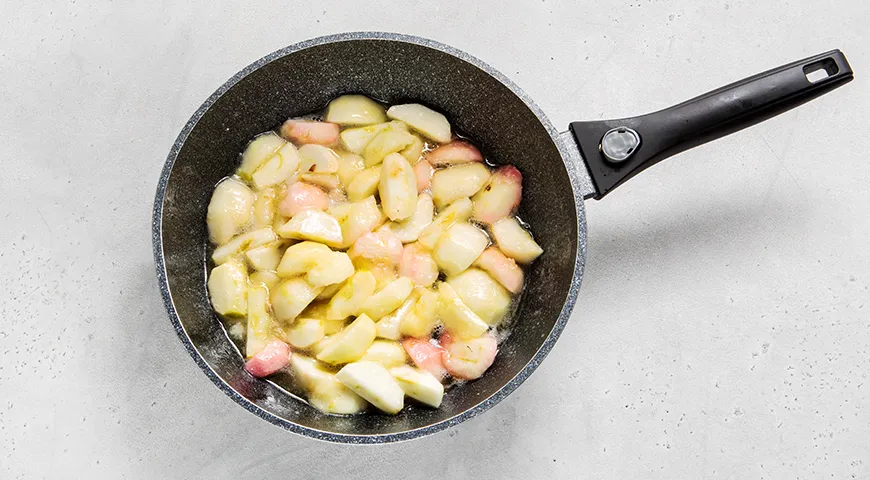 Яблочный пирог на сковороде