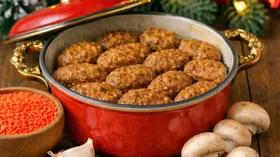 Котлеты из красной чечевицы в грибном соусе