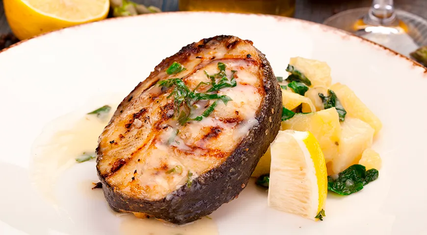 Стейк из черной трески с картофелем