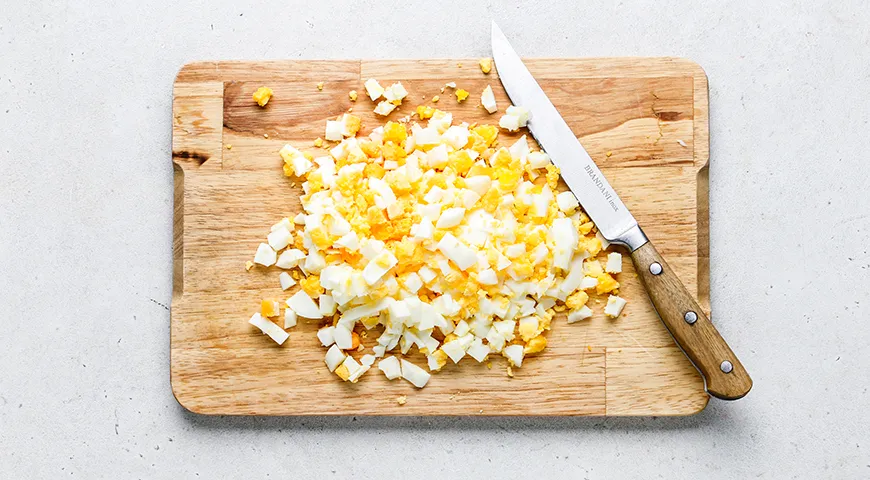 Салат со свежим огурцом, яйцом и зеленым горошком